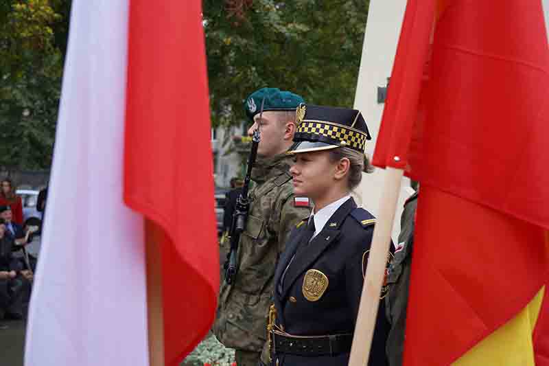 pomnik rozstrzelanych 02