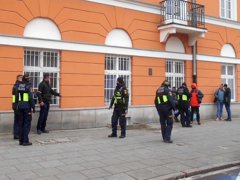 grupa strażników na miejscu zdarzenia