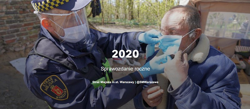 Strażnik zakładający maseczkę bezdomnemu w&nbsp;tle napisu "2020 sprawozdanie roczne"