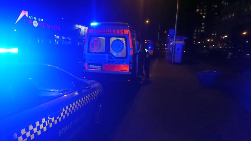 Radiowóz straży miejskiej i&nbsp;karetka pogotowia