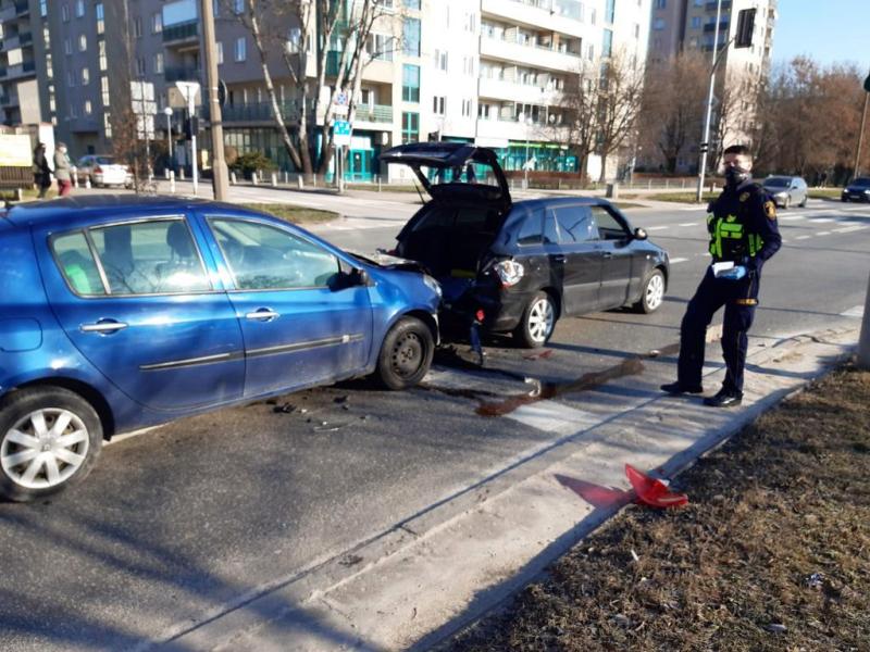 Strażnik miejski przy uszkodzonych pojazdach