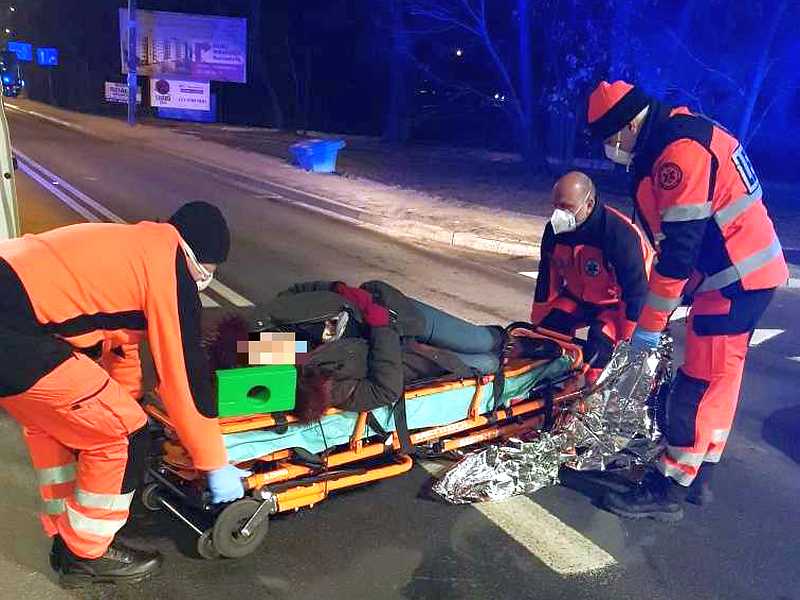 Poszkodowana transportowana na noszach do karetki pogotowia