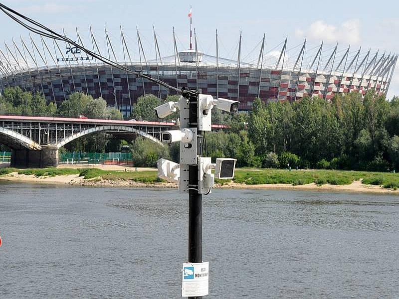 Maszt z kamerami monitoringu na tle Stadiony Narodowego