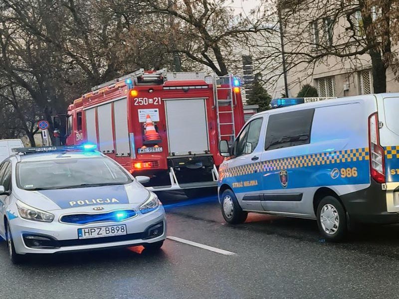 Samochody służb ratunkowych na miejscu zdarzenia