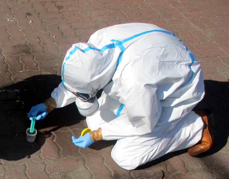 Ratownik w&nbsp;kombinezonie neutralizuje rtęć w&nbsp;miejscu jej znalezienia