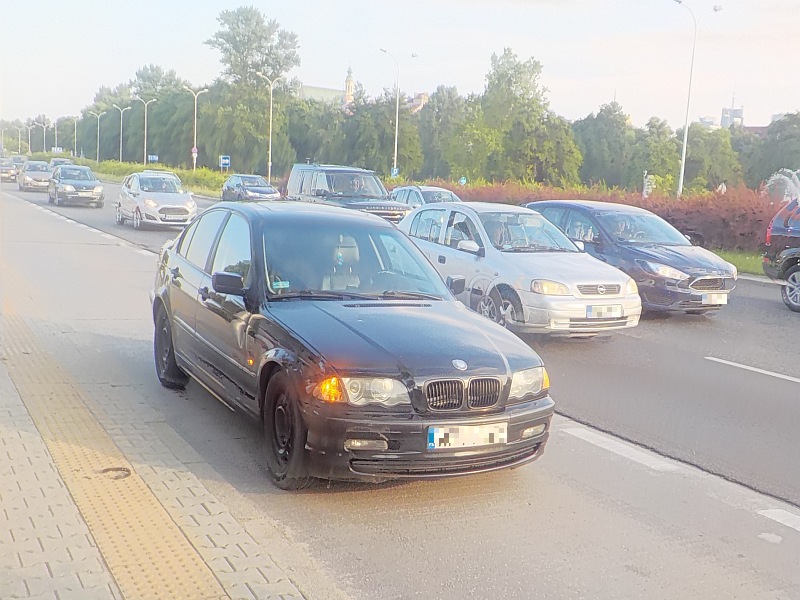 Stojące na poboczu jezdni czarne BMW należące do ujętego mężczyzny.