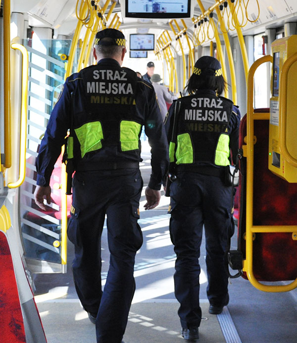 strażnicy w autobusie