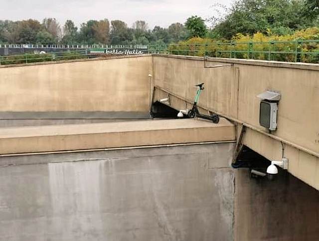 Hulajnoga elektryczna na murze szczytowym tunelu Wisłostrady.