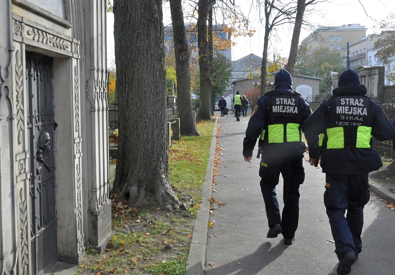 Zdjęcie ilustracyjne: patrol Straży Miejskiej na cmentarzu