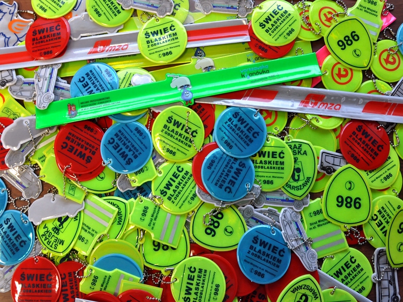 Zdjęcie ilustracyjne: przygotowane do zawieszenia na choinkach odblaski w&nbsp;różnych kolorach.