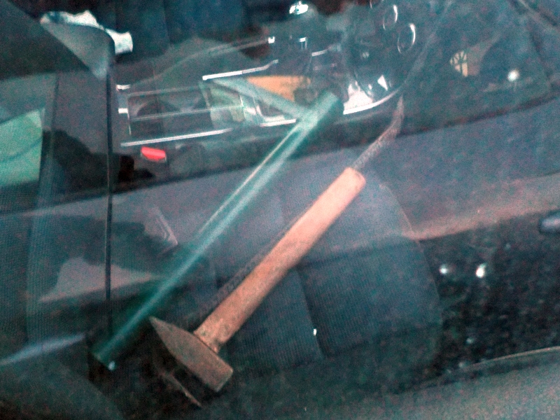 Zdjęcie z&nbsp;interwencji: młotek i&nbsp;łom leżący na siedzeniu samochodu.