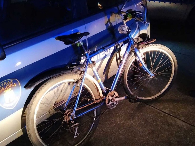 Zdjęcie z&nbsp;interwencji: granatowy rower oparty o&nbsp;bok radiowozu straży miejskiej.