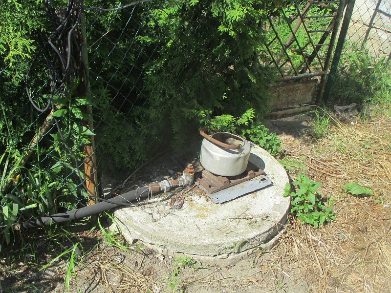 Miejsce, w&nbsp;którym nieczystości trafiały do gruntu- betonowa studzienka z&nbsp;rurami odprowadzającymi.