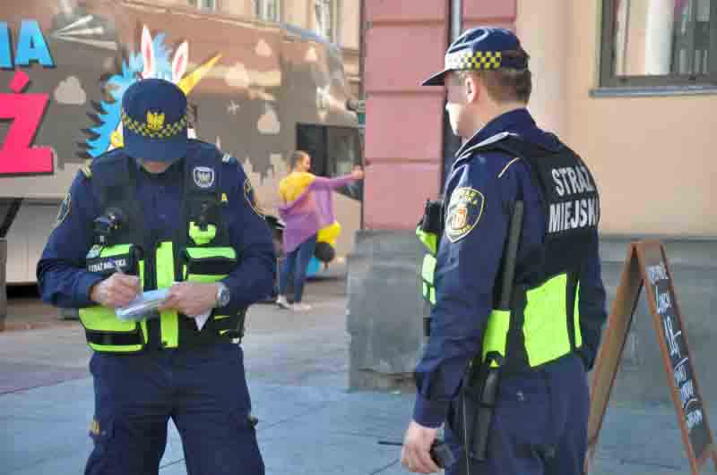 Patrol straży miejskiej na warszawskiej starówce.