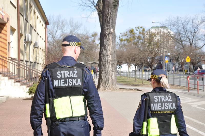 Zdjęcie ilustracyjne: para strażników patroluje ulicę.