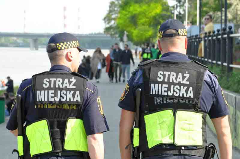 Patrol straży miejskiej na bulwarach nad Wisłą