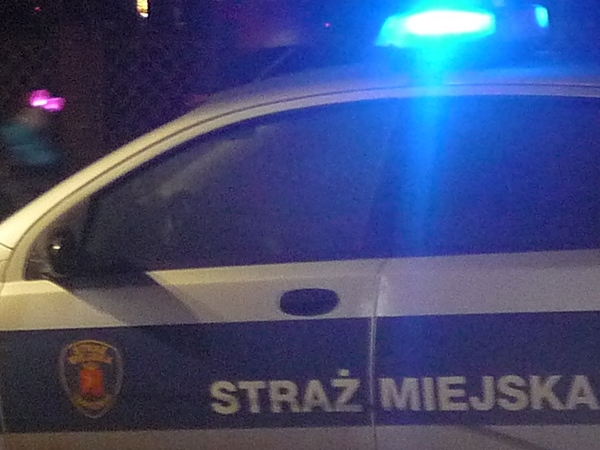 Radiowóz straży miejskiej nocą