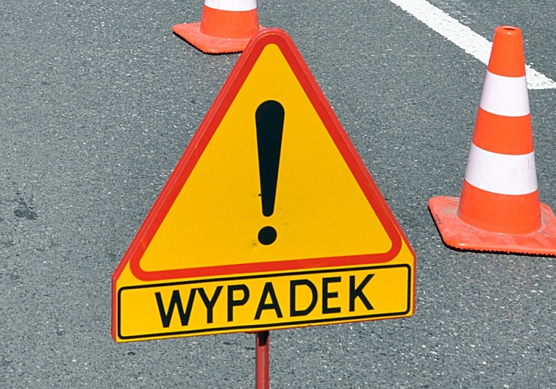 Zdjęcie ilustracyjne: znak drogowy oznaczający niebezpieczeństwo wraz z tabliczką "wypadek".