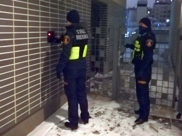 Strażnicy przy domofonie