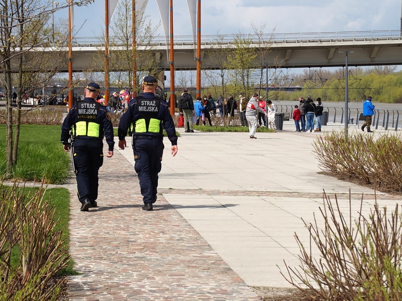 Patrol straży miejskiej na bulwarach wiślanych