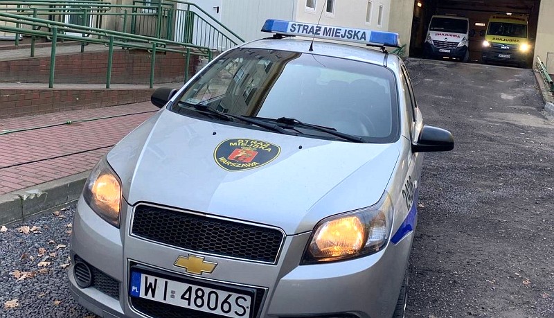 Zdjęcie ilustracyjne: radiowóz przed szpitalną izbą przyjęć.