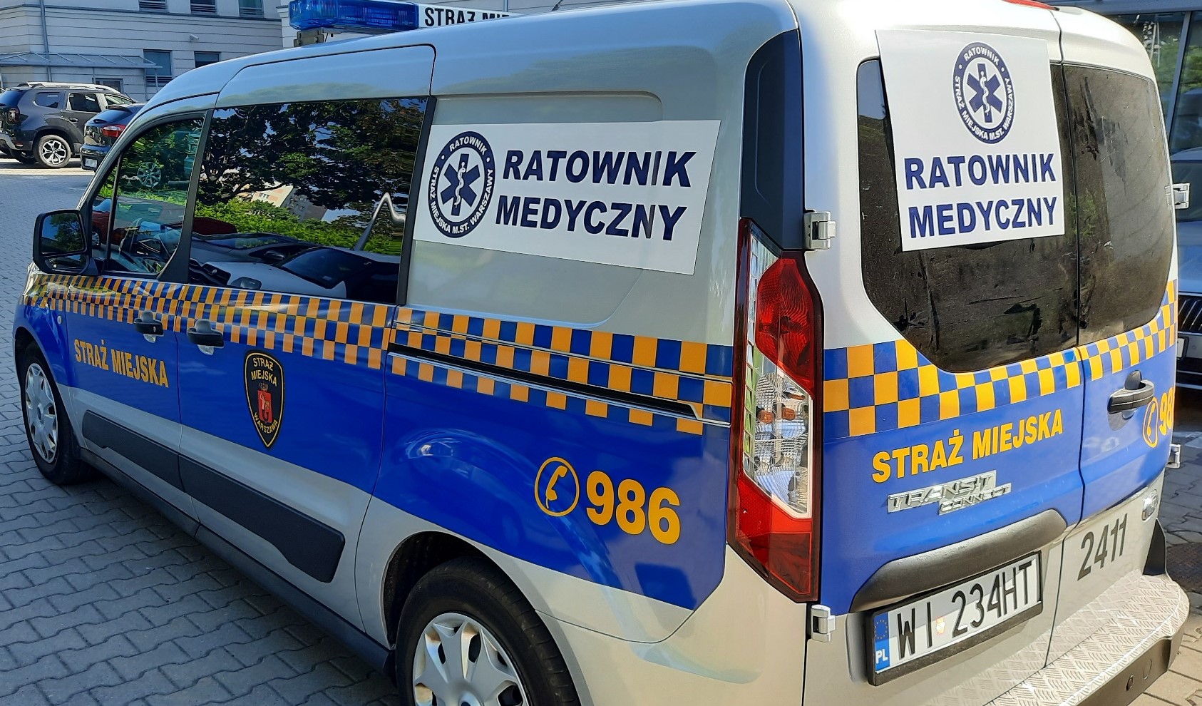 Radiowóz straży miejskiej oznaczony "ratownik medyczny".