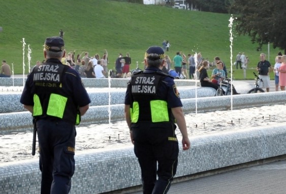 Dwuosobowy patrol strażników pod skarpą wiślaną w Parku Fontann w Warszawie.