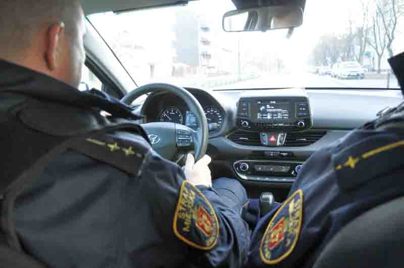 Zdjęcie ilustracyjne: strażnicy miejscy w&nbsp;radiowozie.