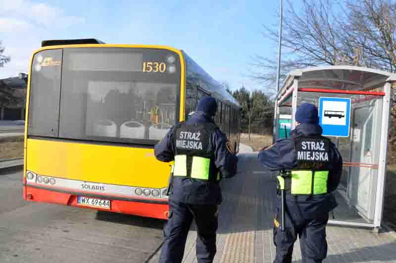 Strażnicy na pętli autobusowej