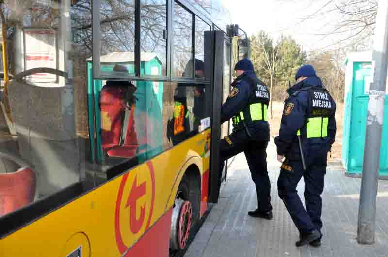 strażnicy wsiadają do autobusu