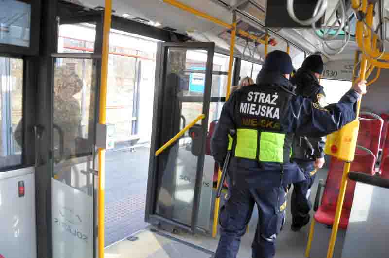 Strażnicy miejscy w autobusie