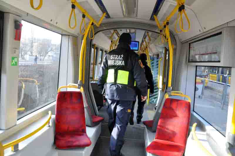 Strażnicy miejscy w tramwaju