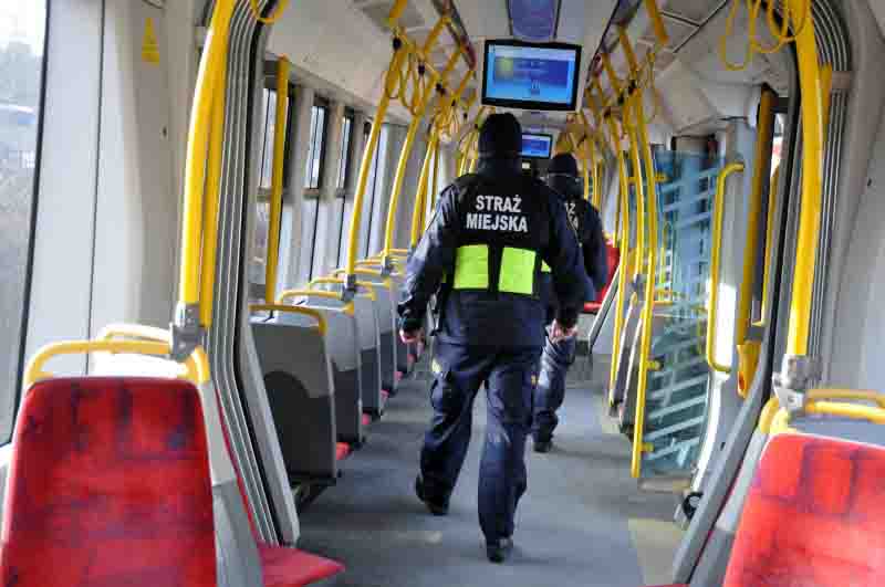 Patrol straży miejskiej w tramwaju