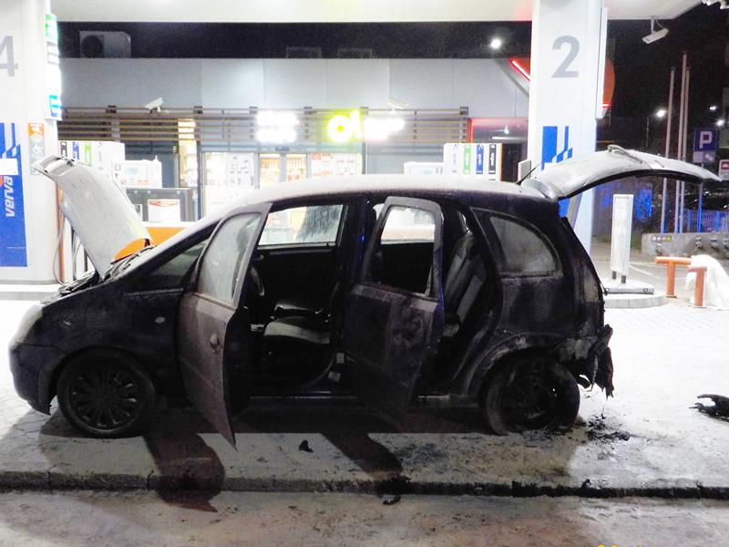 2020 04 pozar auta 01