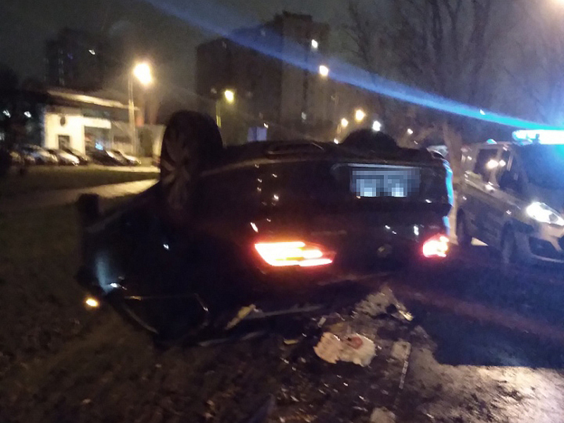 uszkodzony samochód leżący na dachu