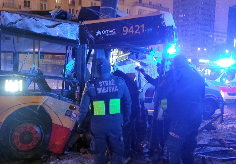 Strażnicy miejscy przy rozbitym autobusie