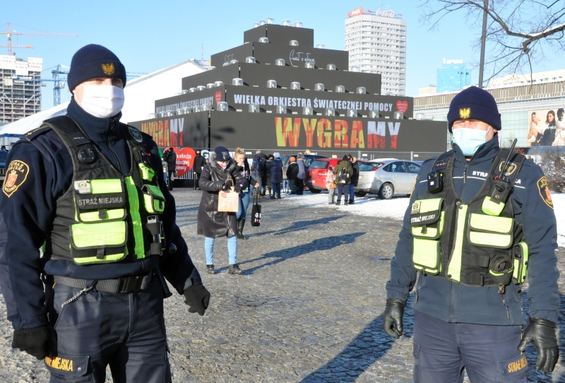 Strażnicy przed namiotem WOŚP