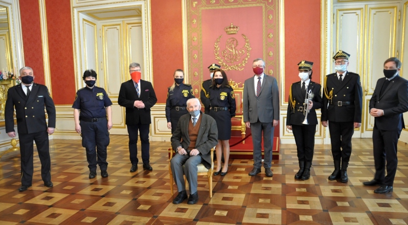 Profesor Żukowski w&nbsp;otoczeniu gości zaproszonych na uroczystości