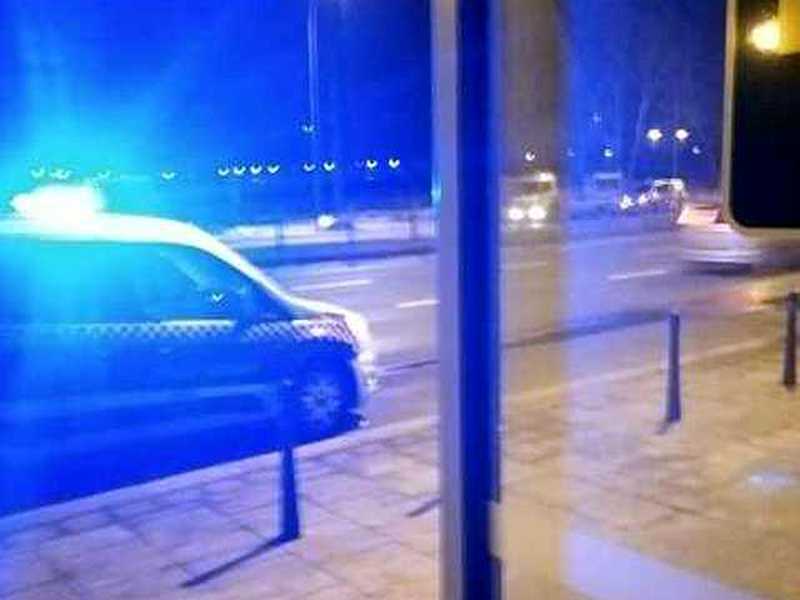 Radiowóz straży miejskiej przy uszkodzonej wiacie przystankowej