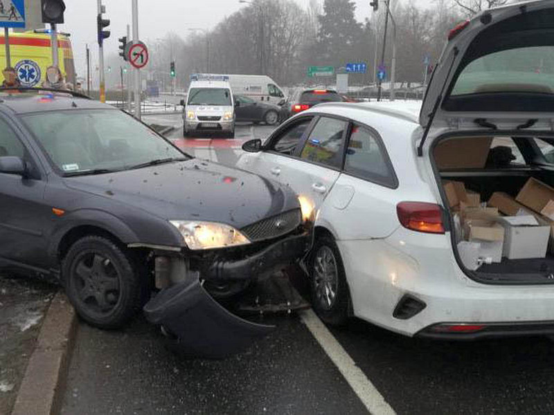 Uszkodzone w&nbsp;wypadku samochody. W&nbsp;tle radiowóz straży miejskiej i&nbsp;karetka