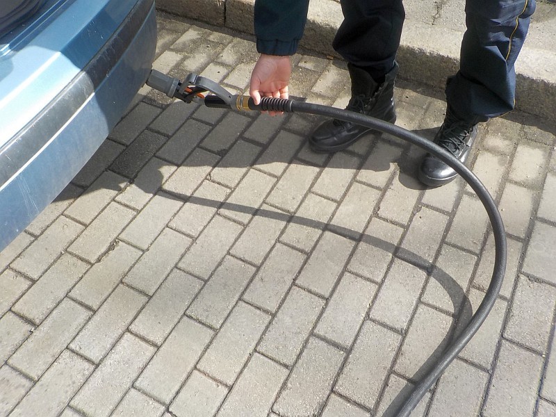 Urwany wąż dystrybutora LPG przypięty do samochodu