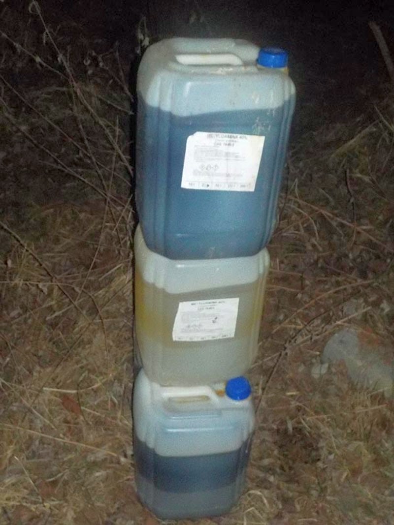 Trzy kanistry stojące jeden na drugim z&nbsp;podejrzaną zawartością, znalezione przez strażników miejskich