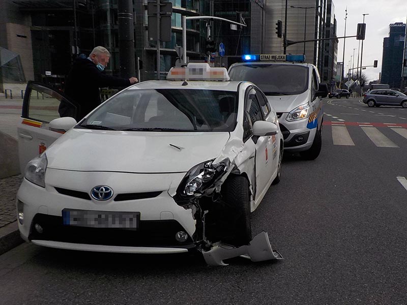 Biała toyota uszkodzona w&nbsp;kolizji