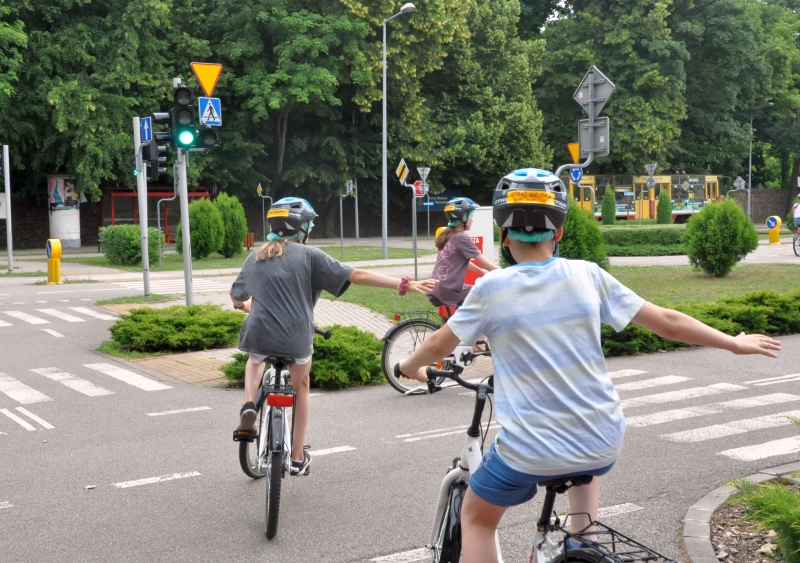 Dzieci korzystające z&nbsp;Miasteczka Ruchu Drogowego