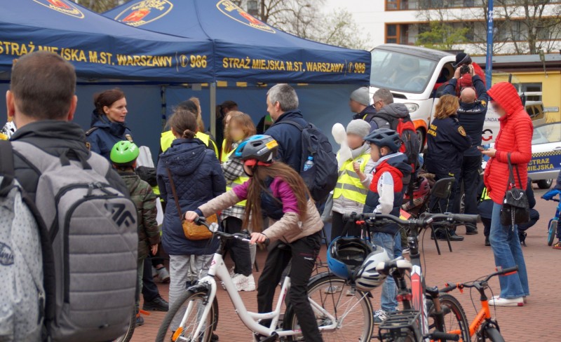 Zdjęcie z&nbsp;pikniku: duża grupa młodych i&nbsp;starszych warszawiaków przed jednym z&nbsp;namiotów ustawionych na terenie Miasteczka Ruchu Drogowego