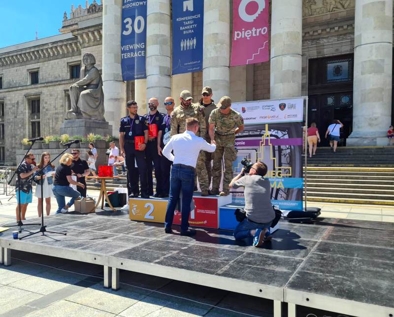 Dekoracja drużyn po zakończonym biegu Tyma. Na drugim stopniu podium drużyna Straży Miejskiej.