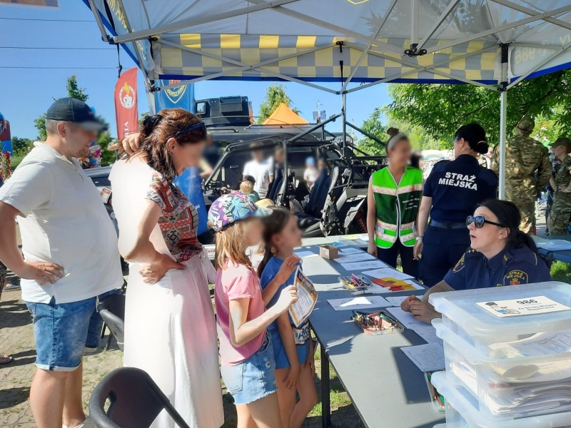 Stanowisko straży miejskiej na pikniku plenerowym