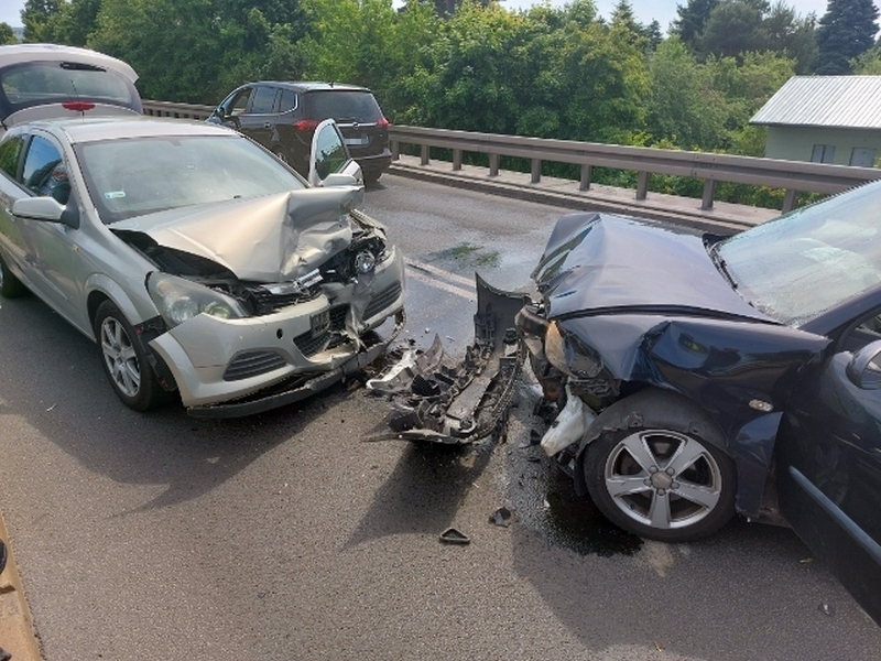 Rozbite w&nbsp;wyniku kolizji seat i&nbsp;opel stoją na wiadukcie przy Dywizjonu 303.